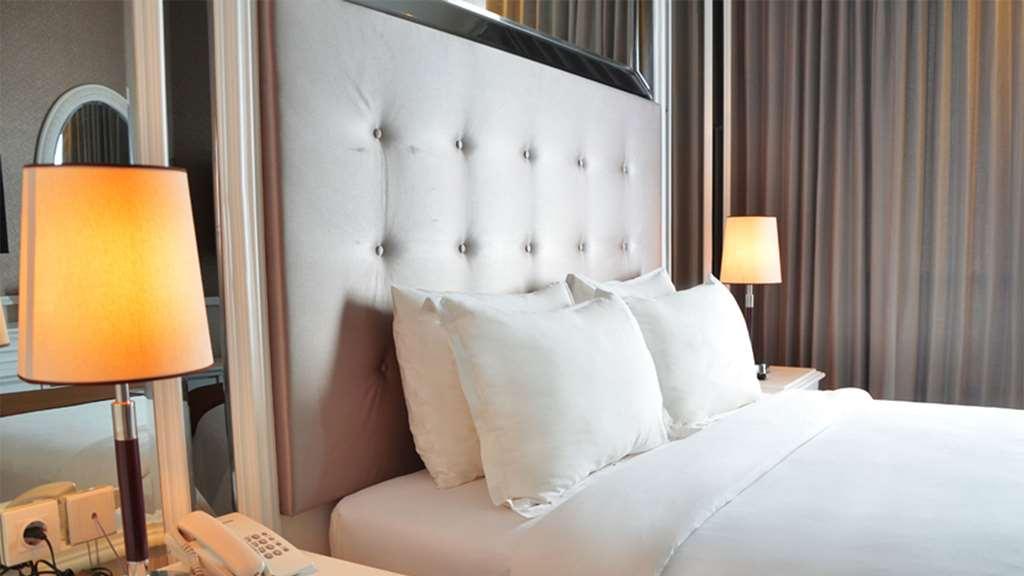 Golden Tulip Legacy Surabaya Hotel Room photo