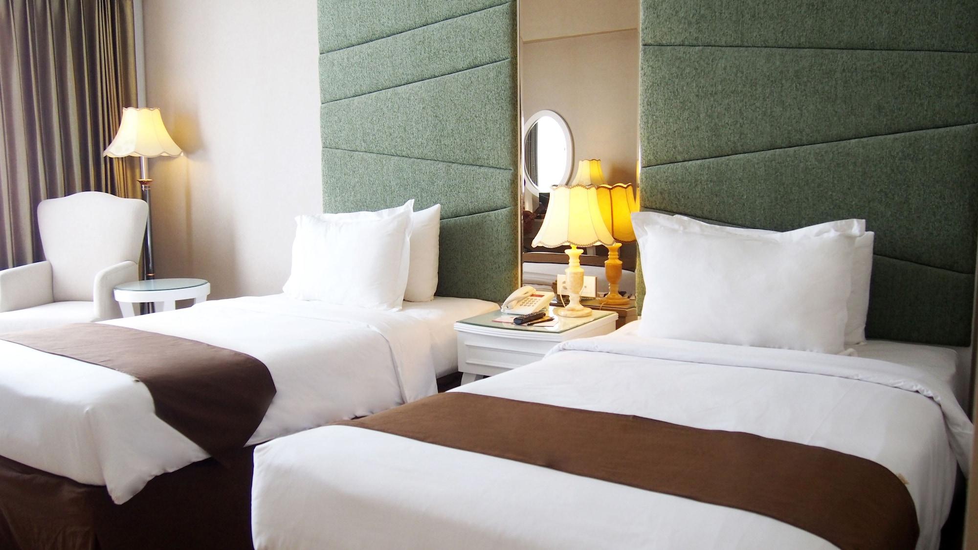 Golden Tulip Legacy Surabaya Hotel Exterior photo